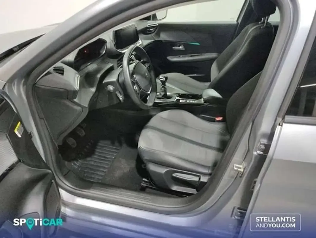 Usado Peugeot 208 Allure 101 CV (74 kW) 2023 Gris Utilitario