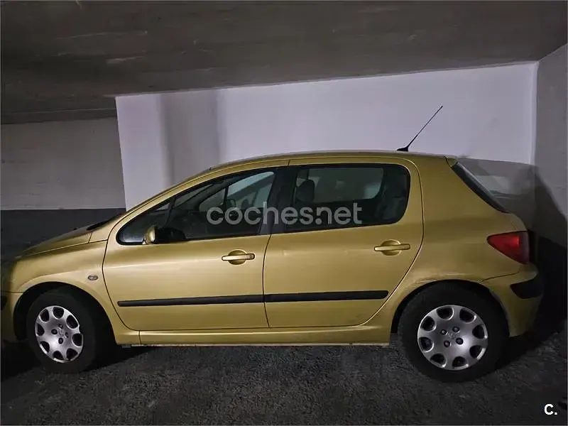 Usado Peugeot 307 110 CV (80 kW) 2002 Amarillo Berlina