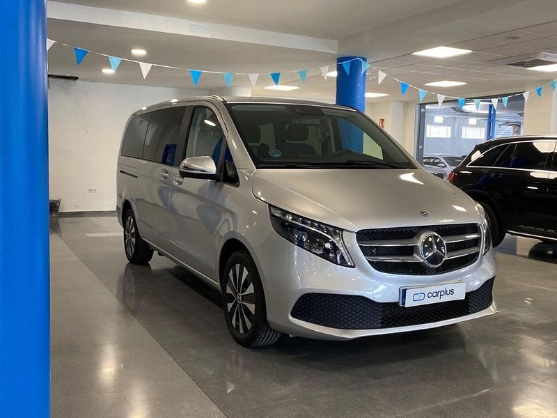 Usado Mercedes V250 Avantgarde 190 CV (139 kW) 2023 Plata brillante metalizada Monovolumen