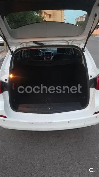 Usado Opel Astra Sportive 110 CV (80 kW) 2012 Blanco Familiar