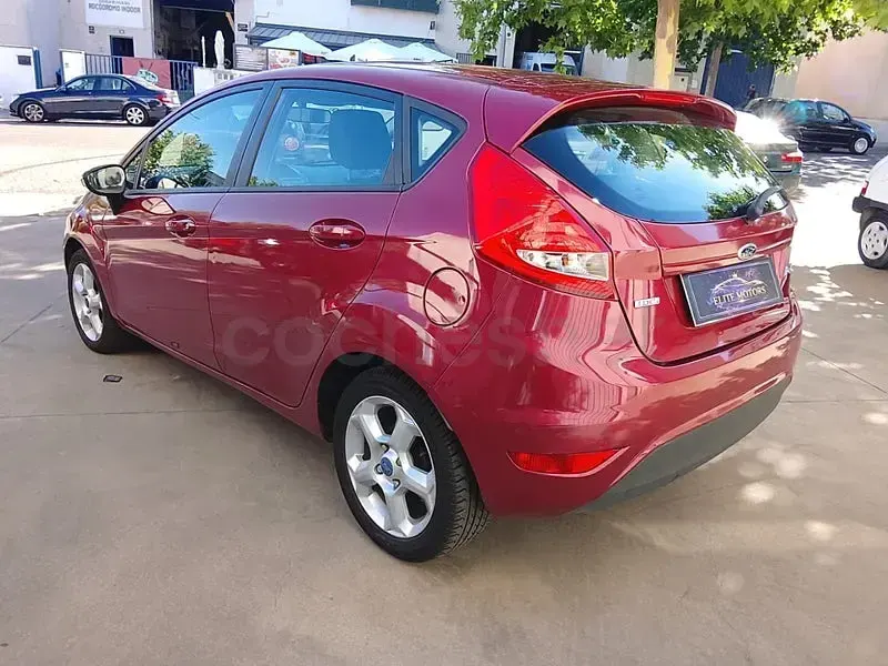 Usado Ford Fiesta Trend 70 CV (51 kW) 2011 Granate Berlina
