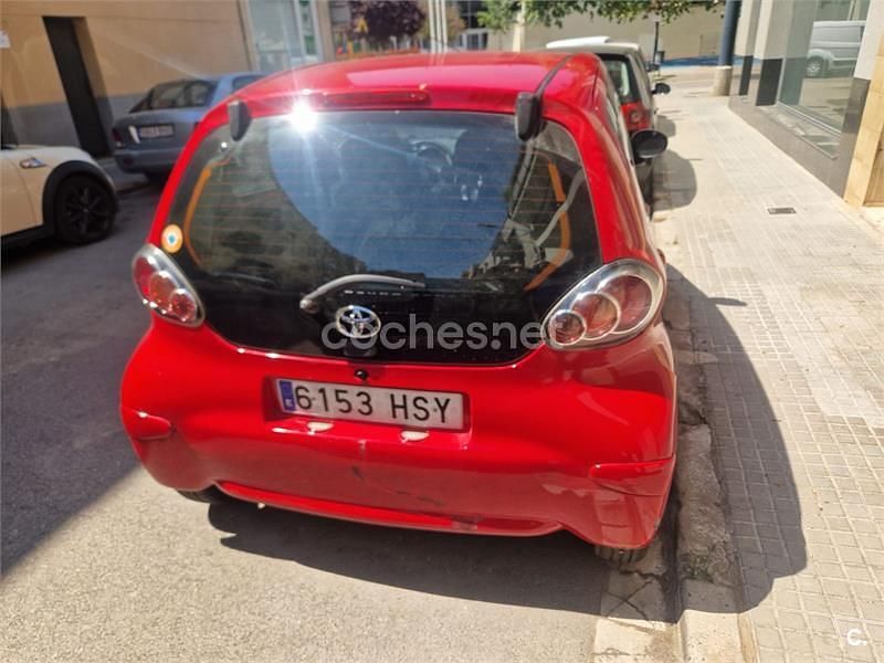 Usado Toyota Aygo City 68 CV (50 kW) 2013 Rojo Utilitario