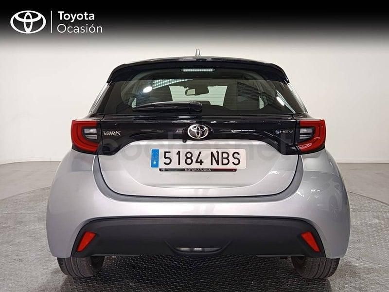 Usado Toyota Yaris Hybrid Active 116 CV (85 kW) 2025 Gris / plata Berlina