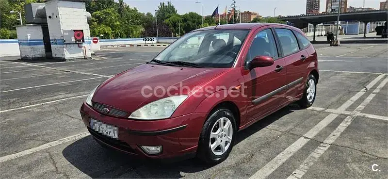 Usado Ford Focus Ghia 100 CV (73 kW) 2003 Granate Berlina