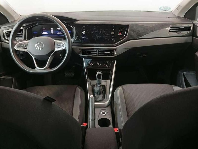 Usado VW Polo 95 CV (69 kW) 2024 Gris Utilitario