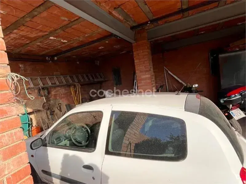Begagnad Renault Clio II 75 HK (55 kW) 2001 Vit Sedan