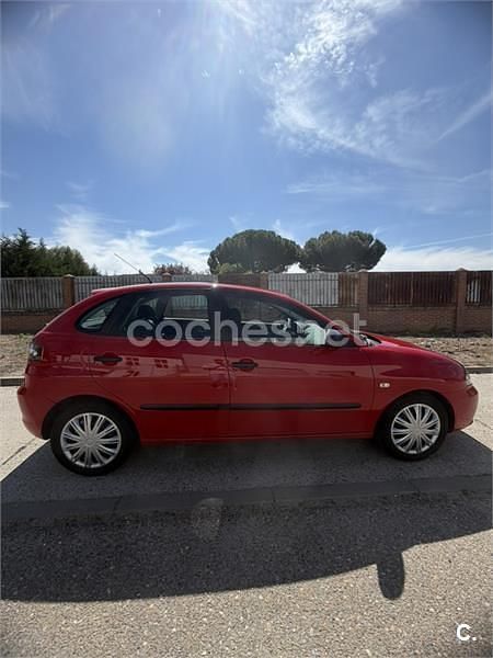 Usado Seat Ibiza Reference 70 CV (51 kW) 2008 Rojo Berlina