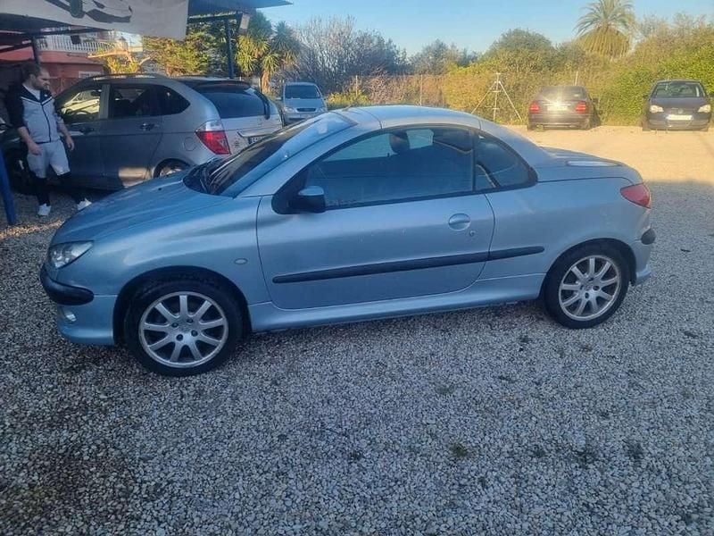 Usado Peugeot 206 CC 137 CV (100 kW) 2003 Azul Descapotable