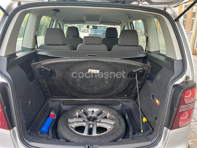 Usado VW Touran Edition 105 CV (77 kW) 2008 Gris / plata Monovolumen