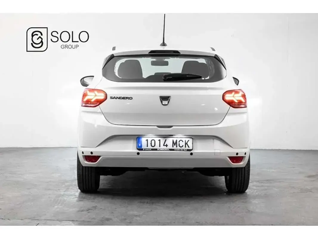 Usado Dacia Sandero Comfort 91 CV (66 kW) 2022 Blanco Utilitario