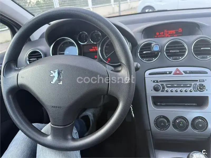 Usado Peugeot 308 Business-Line 90 CV (66 kW) 2010 Gris / plata Berlina