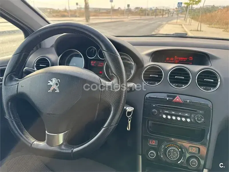 Usado Peugeot 308 Access 98 CV (72 kW) 2013 Gris / plata Berlina
