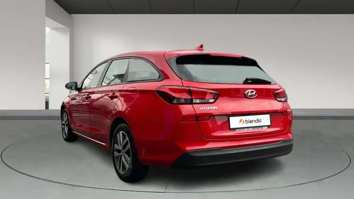 Usado Hyundai i30 120 CV (88 kW) 2019 Rojo Familiar