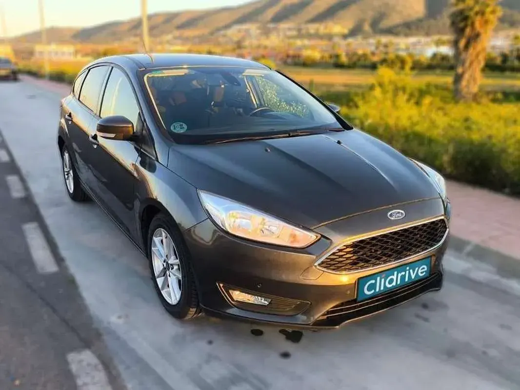 Usado Ford Focus Trend 125 CV (91 kW) 2018 Marrón Utilitario