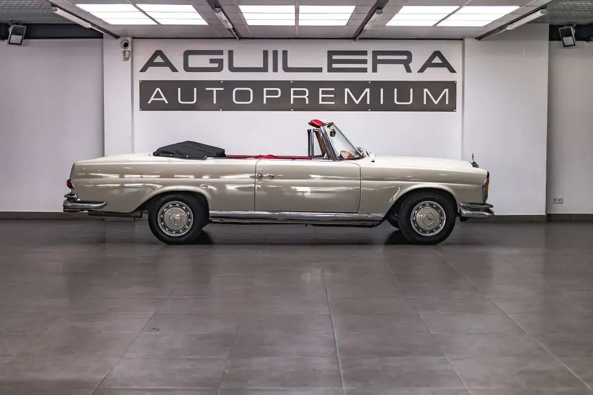 Usado Mercedes 220 SE 105 CV (77 kW) 1975 Blanco Berlina