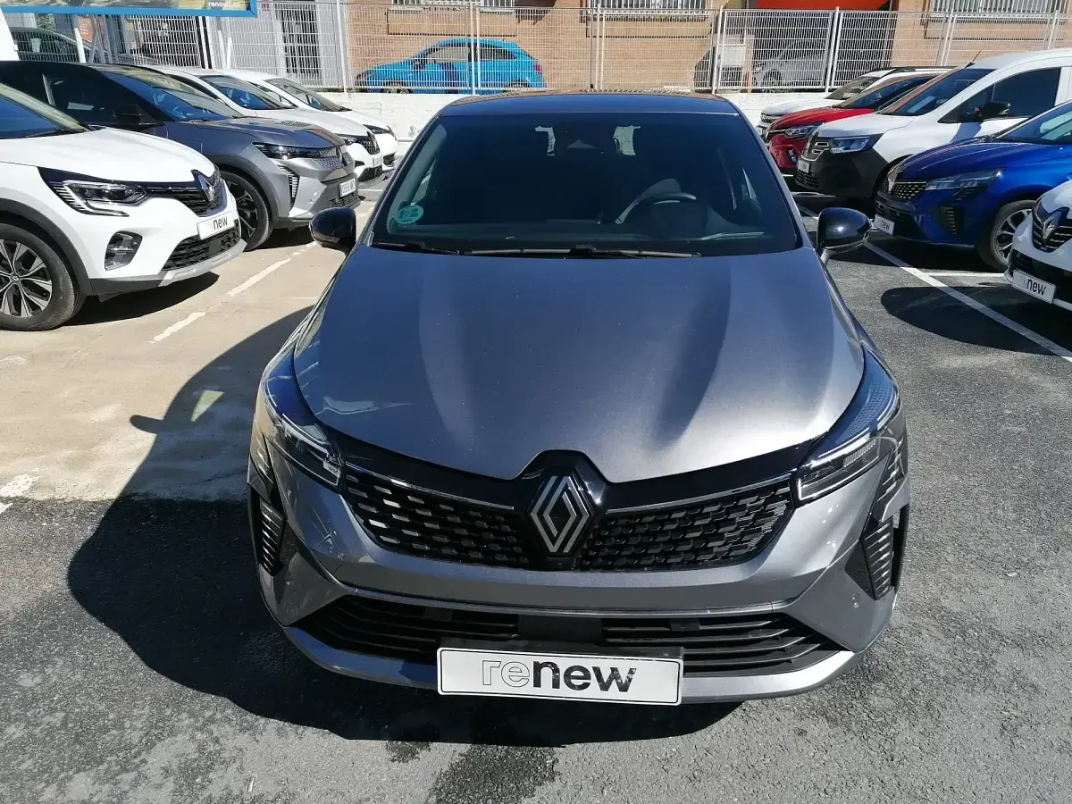 Usado Renault Clio V Techno 90 CV (66 kW) 2023 Gris / plata Berlina