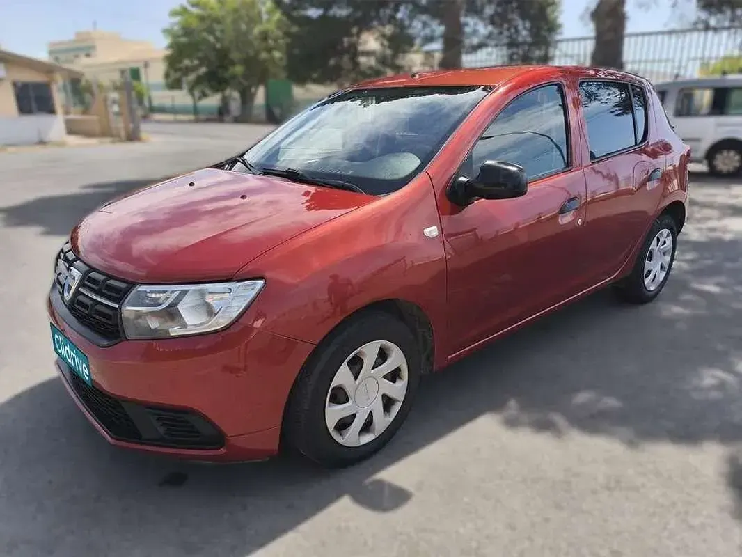 Usado Dacia Sandero Lauréate 75 CV (55 kW) 2017 Rojo Utilitario