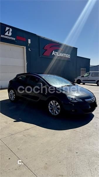 Usado Opel Astra GTC Sportive 140 CV (102 kW) 2016 Negro Berlina