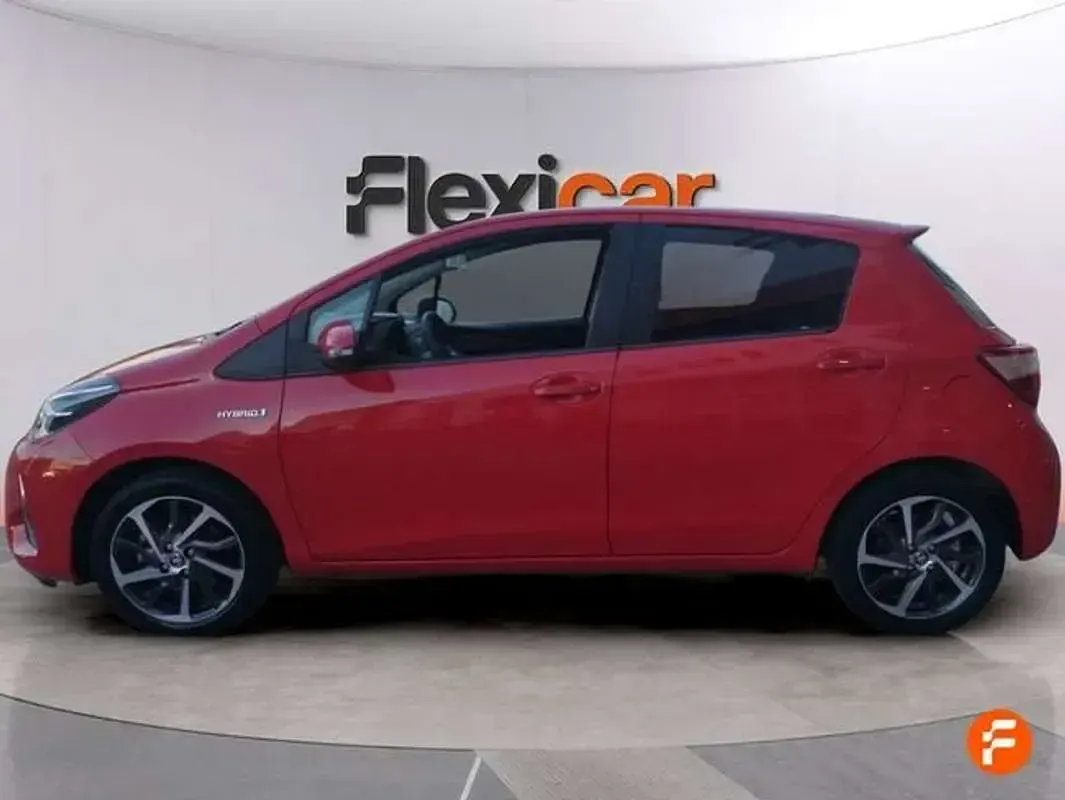 Usado Toyota Yaris Active 99 CV (72 kW) 2020 Rojo Utilitario