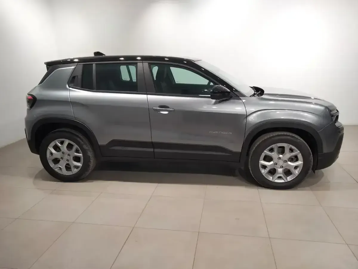Usado Jeep Avenger EV Altitude 114 kW (156 CV) 2024 Gris SUV