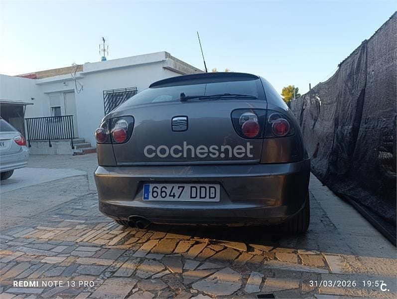 Usado Seat Leon Sport 105 CV (77 kW) 2004 Gris / plata Utilitario