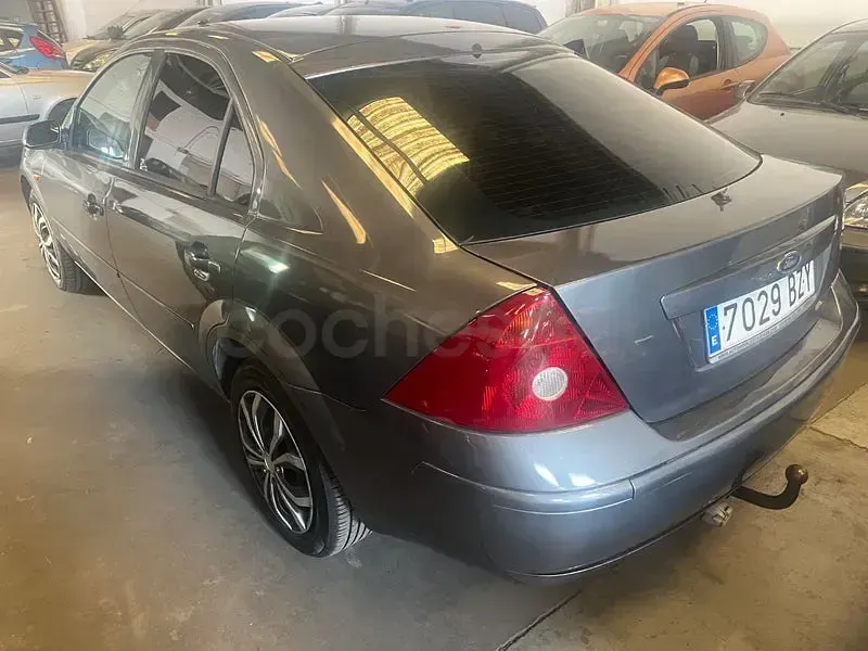 Usado Ford Mondeo Trend 130 CV (95 kW) 2002 Gris / plata Berlina