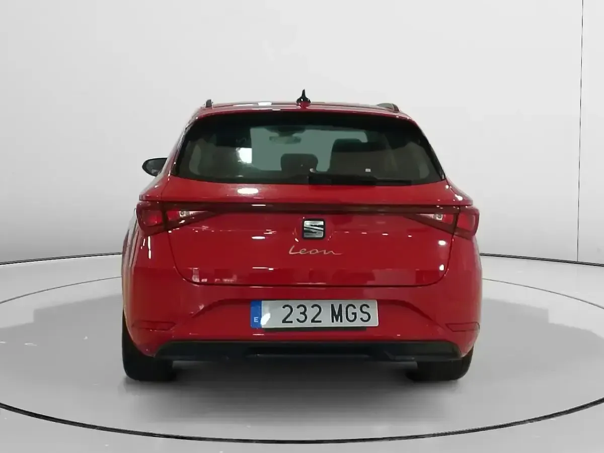 Usado Seat Leon Reference 116 CV (85 kW) 2022 Rojo Familiar