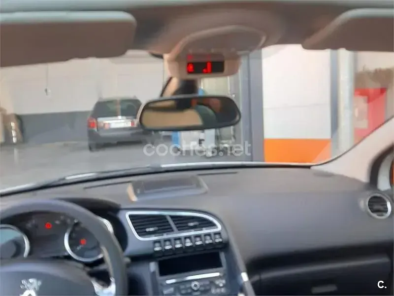 Usado Peugeot 3008 Allure 120 CV (88 kW) 2015 Blanco Familiar