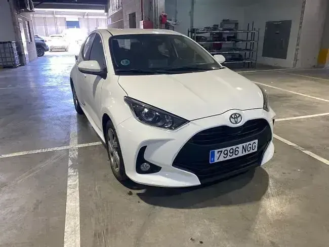Usado Toyota Yaris Active 115 CV (84 kW) 2025 Blanco Utilitario
