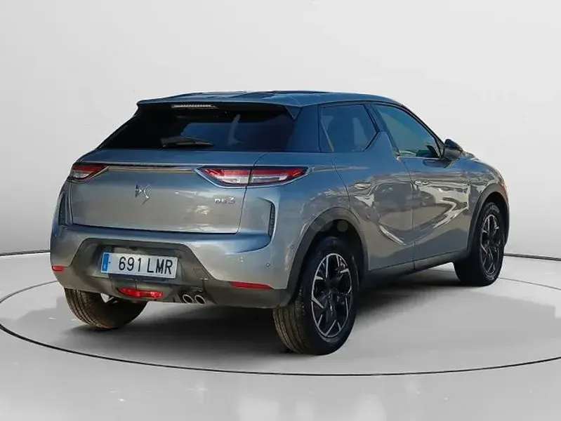 Usado DS Automobiles DS3 Crossback So Chic 130 CV (95 kW) 2021 Gris / plata SUV