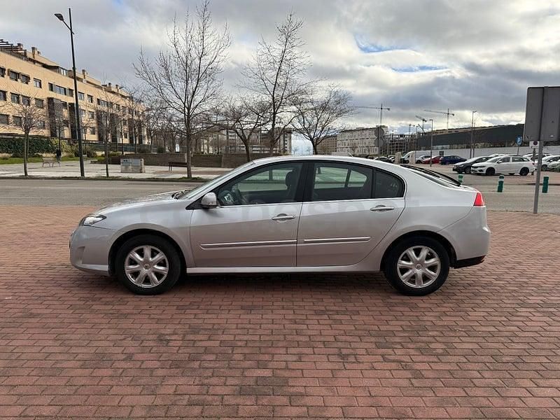Usado Renault Laguna III Dynamique 140 CV (102 kW) 2010 Gris / plata Berlina