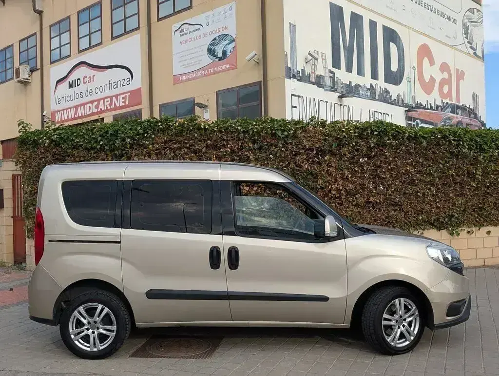 Usado Fiat Doblò Easy 95 CV (69 kW) 2016 Marrón Monovolumen