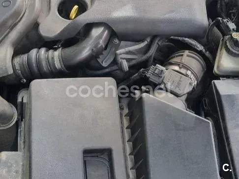Usado Ford Focus Ghia 115 CV (84 kW) 2003 Gris / plata Berlina