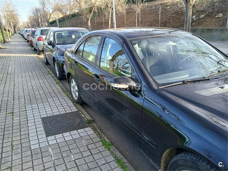 Käytetty Mercedes C200 Classic 116 HP (85 kW) 2004 Musta Sedan