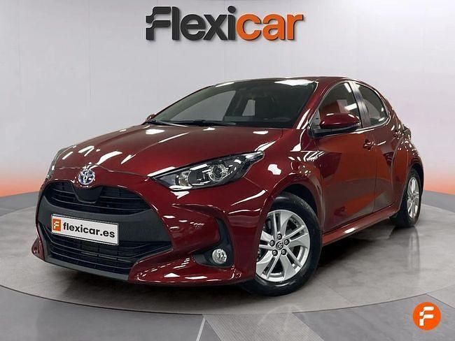 Usado Toyota Yaris Hybrid Active 116 CV (85 kW) 2021 Rojo Berlina
