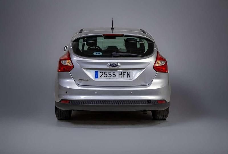 Usado Ford Focus Trend 105 CV (77 kW) 2011 Plateado Utilitario