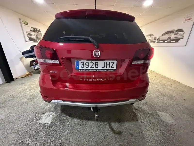 Usado Fiat Freemont Black Code 170 CV (125 kW) 2015 Rojo SUV