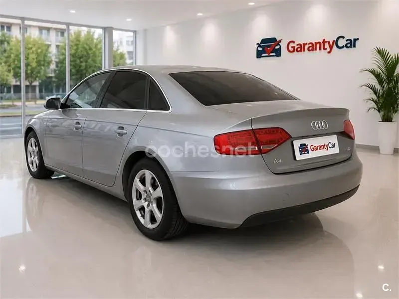 Usado Audi A4 Premium 136 CV (100 kW) 2011 Gris / plata Berlina