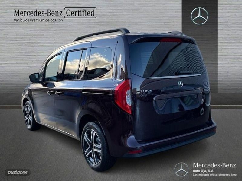 Nuevo Mercedes T180 116 CV (85 kW) 2026 Rojo Monovolumen