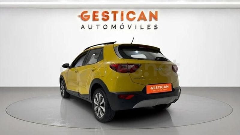 Usado Kia Stonic 100 CV (73 kW) 2022 Amarillo SUV