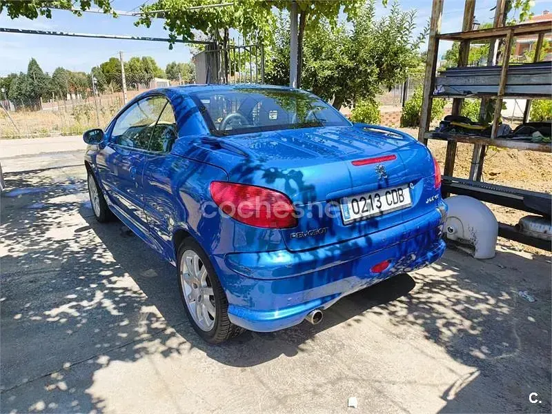 Usado Peugeot 206 110 CV (80 kW) 2002 Azul Descapotable