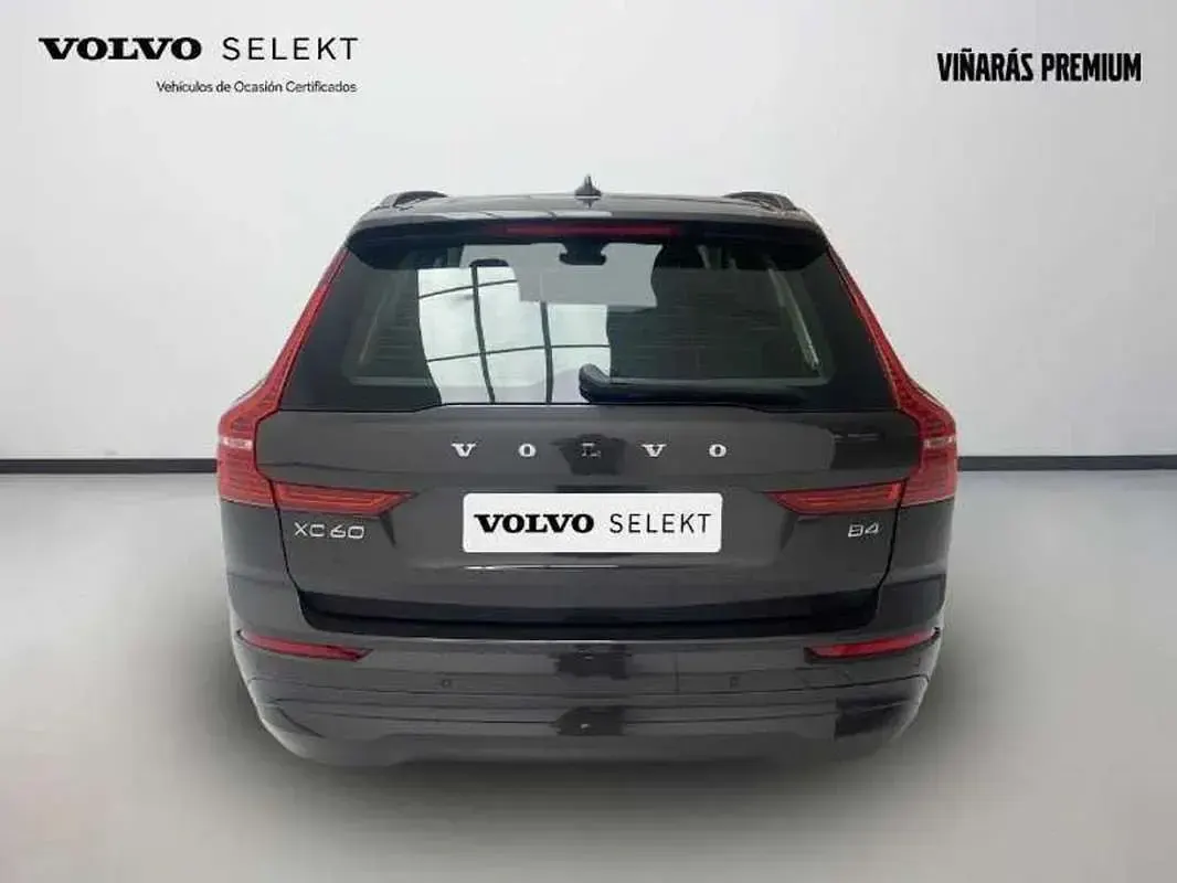 Käytetty Volvo XC60 Core 197 HP (144 kW) 2024 Harmaa Katumaasturi