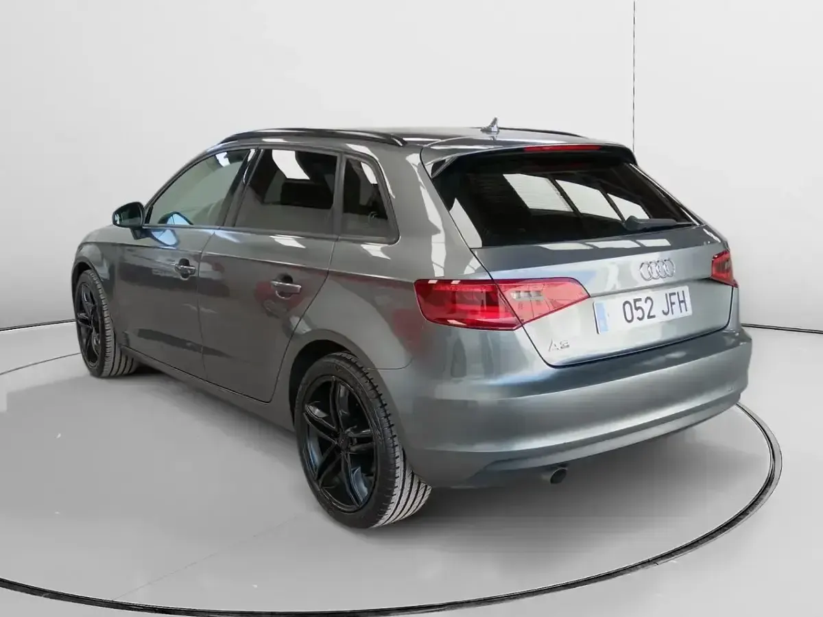 Usado Audi A3 Attraction 110 CV (80 kW) 2015 Gris Berlina