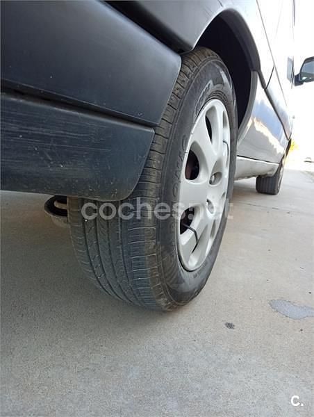 Usado Peugeot Partner Tepee 90 CV (66 kW) 2009 Gris / plata Monovolumen