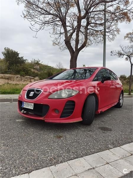 Usado Seat Leon Sport 105 CV (77 kW) 2007 Rojo Utilitario
