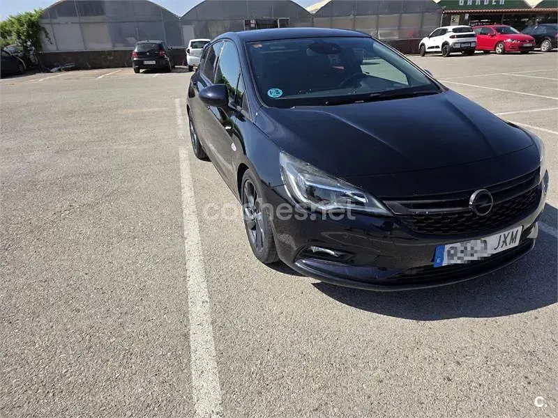 Usado Opel Astra Business 110 CV (80 kW) 2017 Negro Berlina