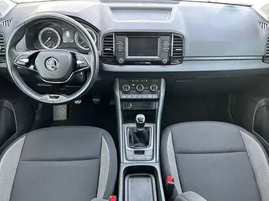 Usado Skoda Karoq Active 110 CV (80 kW) 2022 Blanco SUV