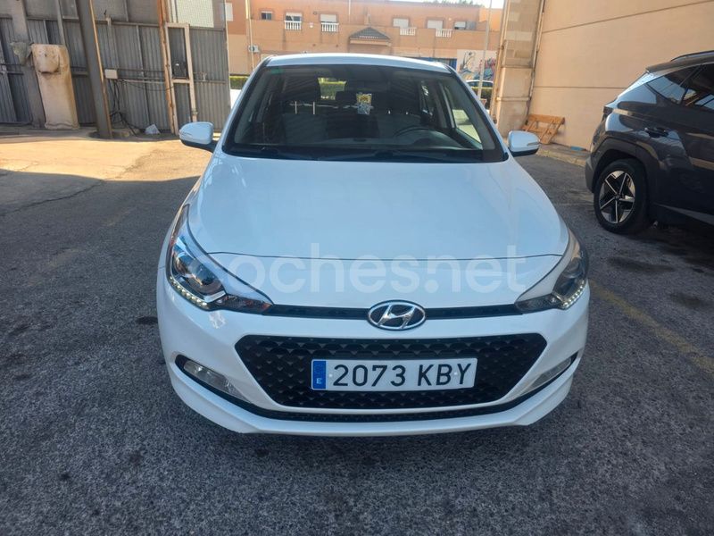 Blanco Usado 2017 Hyundai i20 Berlina | 8400 € (Precio justo) - Imagen 1/4