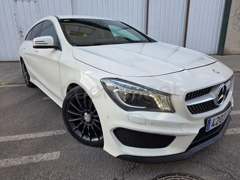 Usado Mercedes CLA220 Shooting Brake AMG line 177 CV (130 kW) 2015 Blanco Familiar
