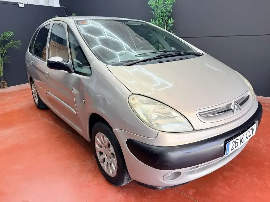 Usado Citroën Xsara Picasso Exclusive 90 CV (66 kW) 2003 Marrón Monovolumen